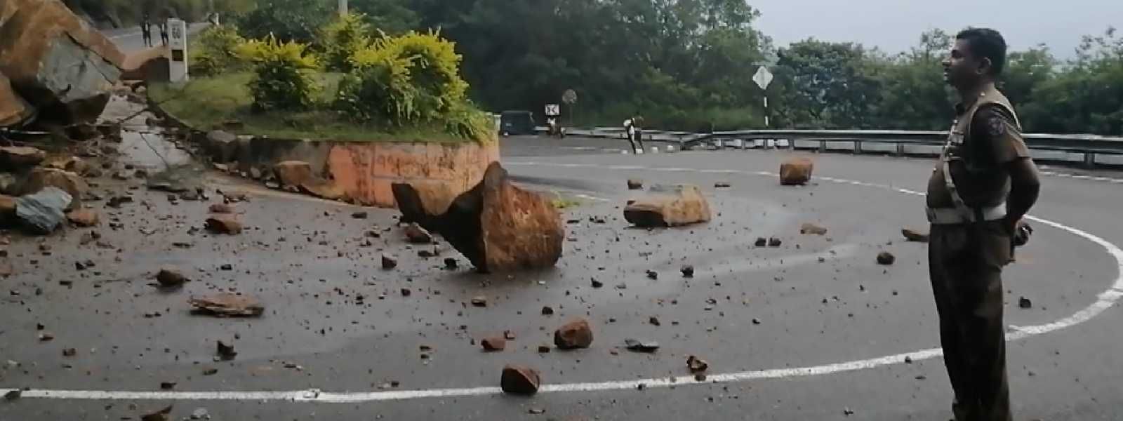 கண்டி - மஹியங்கனை வீதியின் ஒரு பாதை மீள திறப்பு